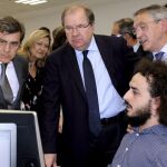 El presidente Juan Vicente Herrera, acompañado de la consejera de Economía y Hacienda, Pilar del Olmo, visita las nuevas instalaciones del Grupo Aciturri / Ricardo Ordóñez/Ical