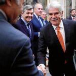 El titular de Exteriores saluda a los alcaldes de los municipios del Campo de Gibraltar, ayer, en Madrid