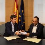 Hernando y Girauta, en la firma del pacto que tuvo lugar el día 19 de agosto de este año