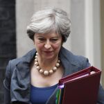 La primera ministra británica, Theresa May, sale de su domicilio en el número 10 de Downing Street en Londres (Reino Unido)