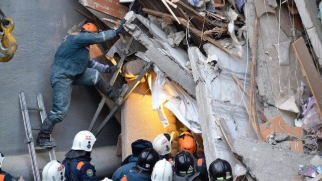 Miembros de los servicios de rescate rusos retiran escombros de un edificio derrumbado en la ciudad de Magnitogorsk, donde perdieron la vida 22 personas. Foto: Efe