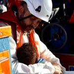 El abrazo que salva la vida de un bebé