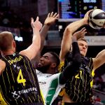 El alero estadounidense del Iberostar Tenerife, Tim Abromaitis (d), lucha, junto con su compañero el ala-pívot Colton Iverson (i), con el ala-pívot francés del Unicaja / Efe