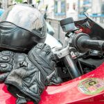 Las motocicletas también tienen que llevar el distintivo ambiental en un lugar visible / Foto: David Jar