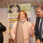 Gracia Querejeta junto a la alcaldesa de Aguilar, María José Ortega, y el director de Gullón, Juan Martínez Gabaldón