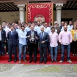 El presidente de la Diputación de Valladolid, Jesús Julio Carnero, y el equipo de gobierno provincial reciben a los jugadores, entrenadores y directivos del VRAC/Leticia Pérez/Ical