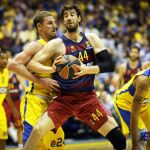 El jugador de baloncesto croata del Barcelona, Ante Tomic (i), lucha por el balón con el estadounidense del Maccabi Electra Tel Aviv, Colton Iverson (d)