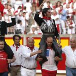 Leonardo Hernández y Roberto Armendáriz saliendo a hombros en Pamplona