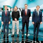 Los cuatros candidatos, anoche, en el saludo previo a que diera comienzo el debate de Atresmedia / Foto: Luis Díaz
