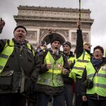 Un grupo de manifestantes en París en otra jornada más de protestas de los chalecos amarillos