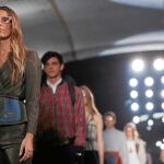 La nadadora Ona Carbonell, junto con varios modelos lucen creaciones de la firma Antonio Miró, durante su desfile en la segunda jornada de la pasarela de moda 080 Barcelona Fashion