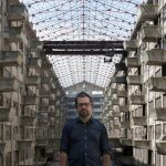 El artista mexicano Pedro Reyes en la instalación
