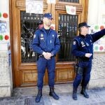 Dos agentes custodian la puerta del domicilio del diputado popular, González Pons