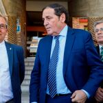 El consejero de Sanidad, Antonio Sáez Aguado, junto al subdelegado territorial, Javier López-Escobar, y el gerente regional de salud, Rafael López, a su llegada a la clausura de la Jornada
