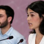 La diputada Isabel Serra (d) se perfila como candidata de Podemos a la Cominidad de Madrid