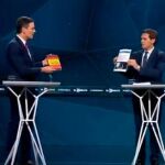 Sánchez hace entrega de una copia de “Santiago Abascal. La España Vertebrada”