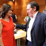 El consejero de Sanidad, Antonio María Sáez Aguado, saluda a la ministra Carmen Montón, al comienzo del pleno del Consejo Interterritorial de Salud