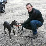 Esta perra de raza potencialmente peligrosa de un año fue entrenada para controlar el comportamiento agresivo que mantenía en una protectora, un estrés producido por estar encerrada durante mucho tiempo. Finalmente este entrenador evitó que la sacrificaran y fue adoptada por una familia