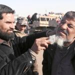 Mosul todavía está en manos del Estado Islámico, pero los vecinos iraquíes que han conseguido escapar se apresuran a afeitarse las barbas que los yihadistas les impusieron en los dos años de cautiverio¡