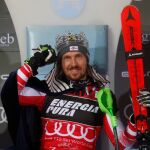 Marcel Hirscher coronado celebrando su victoria en Zagreb