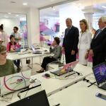 El alcalde Antonio Silván visita junto a María Victoria Seco el taller de alfabetización digital que se desarrolla en el Espacio CyL digital de la capital leonesa