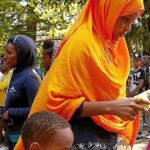 Voluntarios reparten comida entre los refugiados en un parque de Como