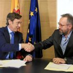 Los portavoces del PP, Rafael Hernando y el de C’s, Juan Carlos Girauta, rubricaron el pacto de ambos partidos
