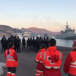 Un grupo de voluntarios de Cruz Roja y Emergencias se preparan para dar asistencia a 243 inmigrantes rescatados por Clara Campoamor en el puerto de Cartagena