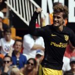 El delantero francés del Atlético de Madrid Antoine Griezmann, celebra su gol conseguido frente al Valencia.