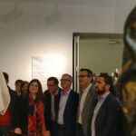 El cielo permaneció ayer cubierto en toda la Región, lo que provocó que la mayoría de las procesiones del Domingo de Resurección fueran suspendidas. El ministro de Cultura, José Guirao, visitó el Museo Salzillo y Alhama de Murcia. LA RAZÓN