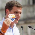 El presidente de Ciudadanos, Albert Rivera, durante el acto político celebrado hoy en Vitoria arropando la candidatura de Nicolás de Miguel a lehendakari