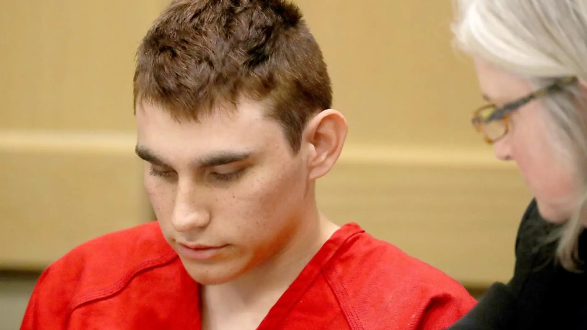 El autor confeso del tiroteo en un instituto de Florida el pasado 14 de febrero, Nikolas Cruz (izda), comparece ante la corte, en Fort Lauderdale, Florida