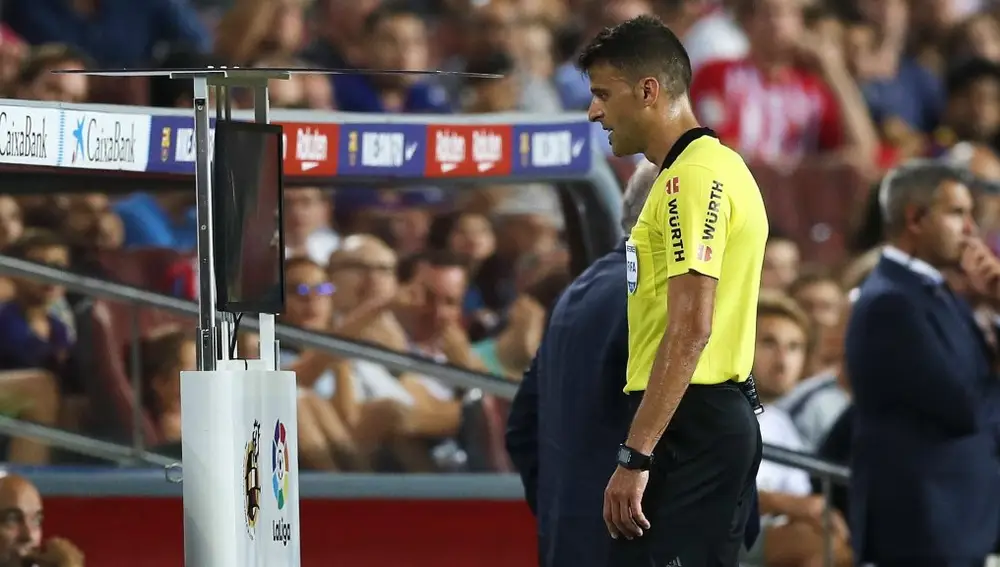 Gil Manzano consultando el videoarbitraje