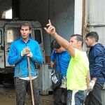 Rafa Nadal hace un descanso durante la jornada que estuvo ayudando en el pueblo. Fotos: Cirpiano Pastrano