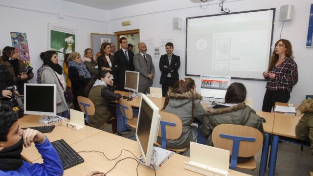 Sonia Gaya, Pablo Lara y Joan Cruz, entre otros, en la clase de informática del Diamantino García Acosta de Sevilla