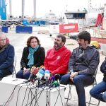 El fundador y director de Proactiva Open Arms, Òscar Camps, junto Colau, el jugador de básquet Villacampa, Évole y Serrat, frente al barco que tienen amarrado en Barcelona, desde donde pidió la liberación de su barco en Italia