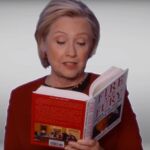 Hillary Clinton lee un fragmento del libro "Fire and Fury"