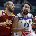 El base del Real Madrid Sergio Llull (d) pugna por un balón con el escolta del Galatasaray Sinan Guler (i)