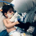 Shaima Swileh pudo despedirse de su hijo de dos años Abdullah Hassan en un hospital de California/Foto: Ap
