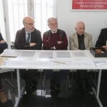 Los miembros del jurado ante las tres obras ganadoras