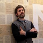 El escritor y periodista posa en el Espacio Caótica de Sevilla, donde presentó su última novela / Foto: Manuel Olmedo