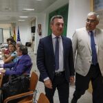 El rector de la Universidad de Cádiz y presidente de AUPA, González Mazo, acompaña a Ramírez de Arellano