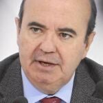 El secretario de Ciudades y Política Municipal del PSOE, Gaspar Zarrías, ayer, en San Sebastián