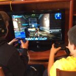 Dos niños jugando a un videojuego en casa