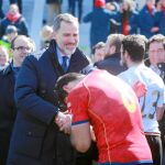 Jaime Nava, el capitán español, saluda a Felipe VI tras el encuentro ganado a Alemania
