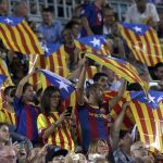 Esteladas durante el partido entre el FC Barcelona y el Celtic Glasgow.