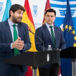 El presidente de la Región, Fernando López Miras, ayer junto al alcalde de San Javier, José Miguel Luengo, tras el Consejo de Gobierno celebrado en el municipio