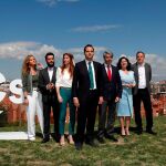El candidato de Ciudadanos a la Presidencia de la Comunidad de Madrid, Ignacio Aguado (c), protagoniza una foto de familia junto a los miembros de su candidatura, entre los que se incluye el expresidente madrileño Ángel Garrido (3d).
