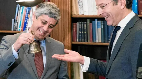 Centeno y Dijsselbloem, ayer, en la embajada de Portugal en París