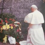 Juan Pablo II orando en el campo de concentración, ubicado en Polonia, su país de origen, durante su visita hace más de tres décadas